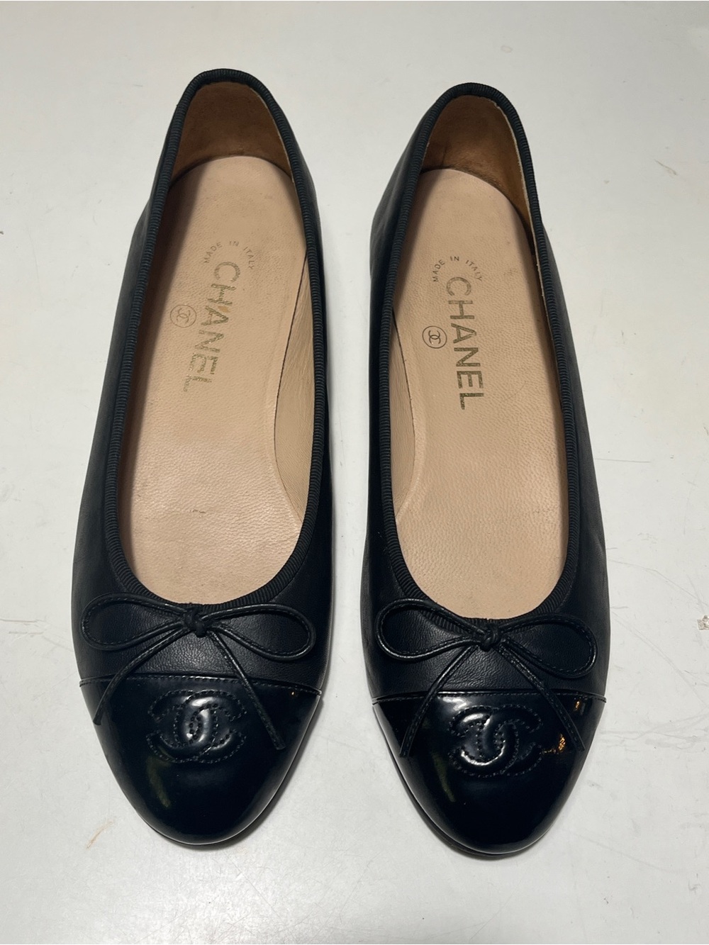 CHANEL Black Leather Cap-Toe Bow Ballet Flats